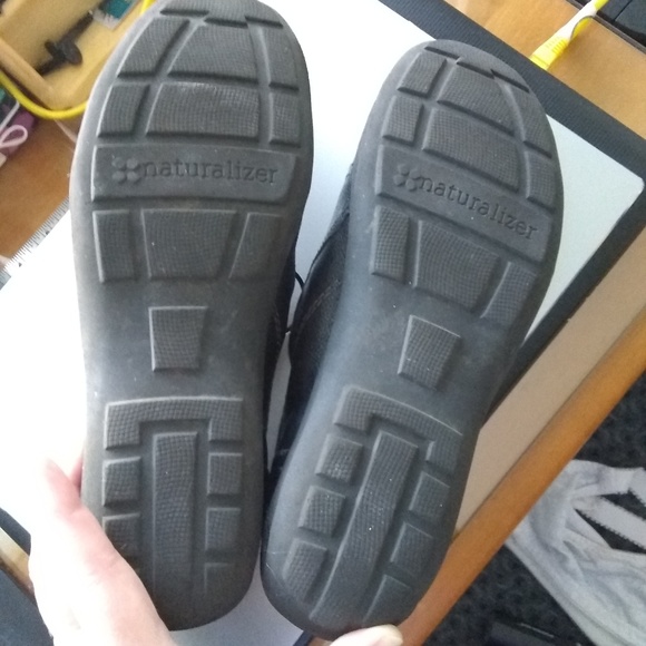 Naturalizer Black Leather Two Button Flats - Picture 4 of 6